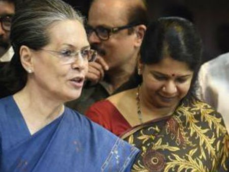 3-வது அணி: ஸ்டாலினுடன் மமதா பேச்சால் காங். அதிர்ச்சி- கனிமொழியுடன் சோனியா ஆலோசனை