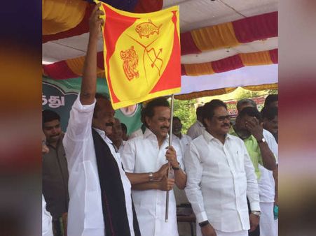 தேனி நியூட்ரினோ திட்டத்திற்கு எதிராக வைகோ நடைப்பயணம்.. கொடியசைத்து தொடங்கி வைத்தார் ஸ்டாலின்