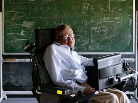 21 வயதில் அரிய நோயால் தாக்கப்பட்டாலும் தன்னம்பிக்கை நாயகனாக திகழ்ந்த ஹாக்கிங்