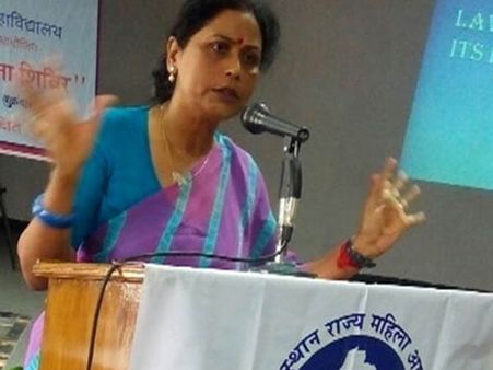 லோ-ஹிப் ஜீன்ஸ் அணிந்த ஆண்கள் பெண்களை எப்படி காப்பார்கள்.. பாஜக முன்னாள் மகளிரணி தலைவி சர்ச்சை