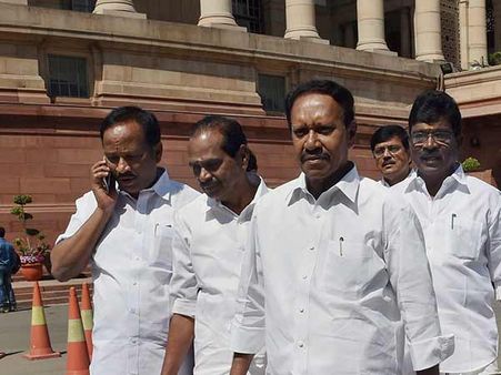 காவிரிக்காக ராஜினாமா செய்யத் தயார்... ஆனால் என்ன பயன்.. கேட்கிறார் தம்பித்துரை!