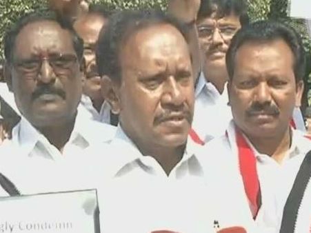 பெரியார் சிலை உடைப்பைக் கண்டித்து நாடாளுமன்றத்தில் அதிமுக எம்.பி.க்கள் போராட்டம்