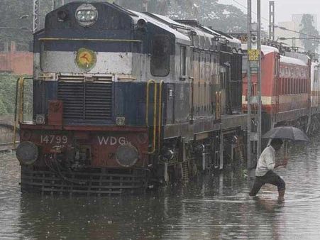 தண்டவாளத்தை சூழ்ந்த மழை நீர்: முத்துநகர் எக்ஸ்பிரஸ் நிறுத்தம்