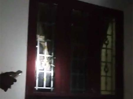 சென்னை: திருடர்களை வீட்டிற்குள் வைத்து பூட்டி போலீசில் ஒப்படைத்த பொதுமக்கள்