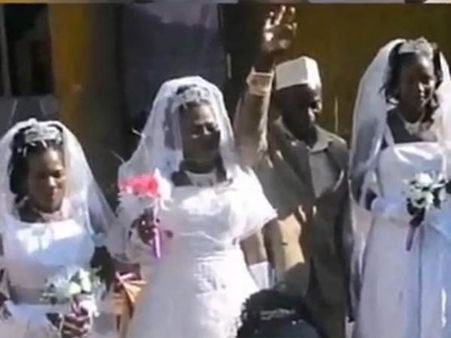 செலவைக் குறைக்க ஒரே மேடையில் 3 பெண்களுடன் திருமணம்... 50 வயது தாத்தாவின் ‘பலே’ ஐடியா!