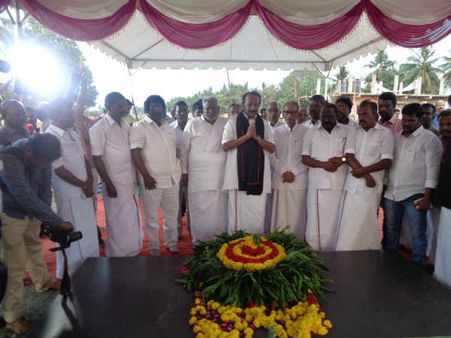 சசிகலா கணவர் நடராஜன் நினைவிடத்தில் நெடுமாறன், வைகோ அஞ்சலி