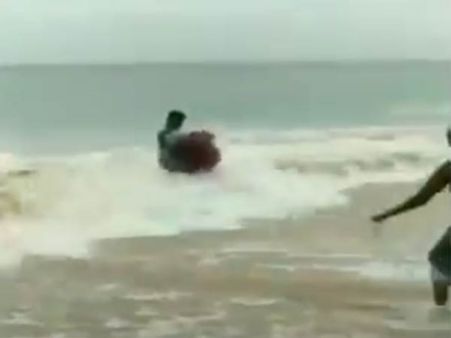 உணவு கேட்டு வந்த மூதாட்டியை கட்டி கடலில் வீசிய இளைஞர்கள்.. குமரியில் அரங்கேறிய கொடூரம்