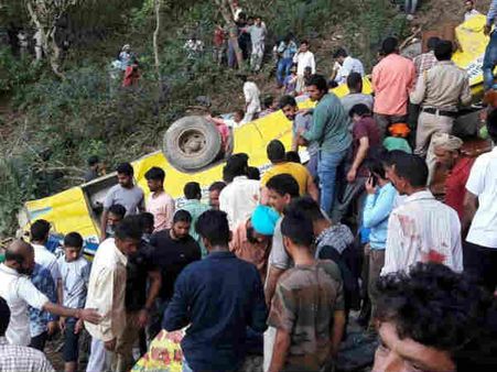 ஹிமாச்சலில் பள்ளி பேருந்து பள்ளத்தாக்கில் கவிழ்ந்து விபத்து: 27 மாணவர்கள் உட்பட 30 பேர் பரிதாப பலி