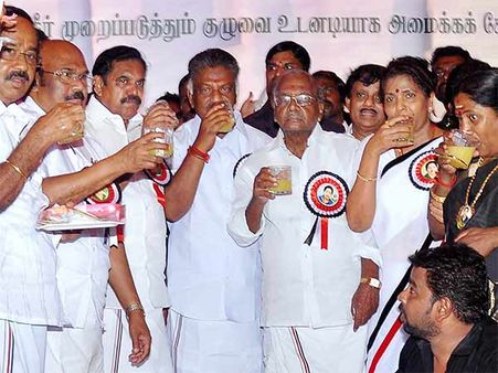 அதிமுகவினர் உண்ணாவிரதம் நிறைவு... பழரசம் குடித்து முடித்து வைத்தனர் ஓபிஎஸ், ஈபிஎஸ்!