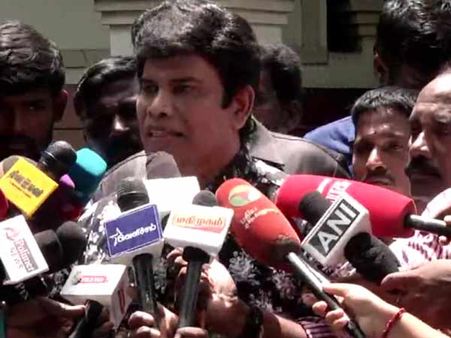 ரஜினி படத்திற்கு பரதேசி என்று பெயர் வைக்கவில்லையே ஏன்? பாரதிராஜாவுக்கு ஆனந்தராஜ் கேள்வி