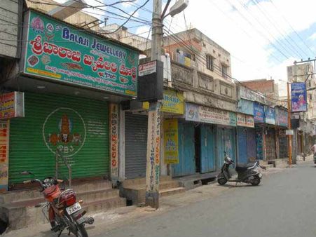 சிறப்பு அந்தஸ்து வழங்கக்கோரி ஆந்திராவில் முழுஅடைப்பு.. 12000 பேருந்துகள் இயங்காததால் மக்கள் அவதி