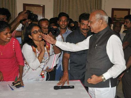 மீண்டும் சர்ச்சையில் ஆளுநர் - பெண் பத்திரிகையாளரை கன்னத்தில் தட்டிய விவகாரத்தில் குவியும் கண்டனங்கள்