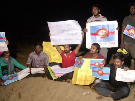 காவிரி மேலாண்மை வாரியம் அமைக்க வலியுறுத்தி பெசன்ட் நகரில் போராட்டம்: இளைஞர்கள் கைது