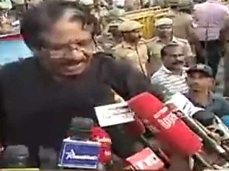 சீமான், அன்சாரி விடுதலை செய்யப்படும்வரை மண்டபத்திலேயே உள்ளிருப்பு போராட்டம் நடத்திய பாரதிராஜா