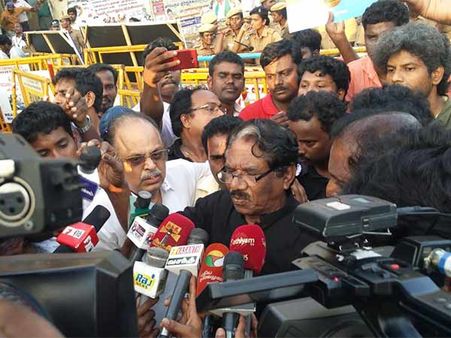 காவிரிக்காக போராட திரை கலைஞர்களுக்கு உரிமை இல்லையா? நசுக்கும் நடவடிக்கை ஏன்?