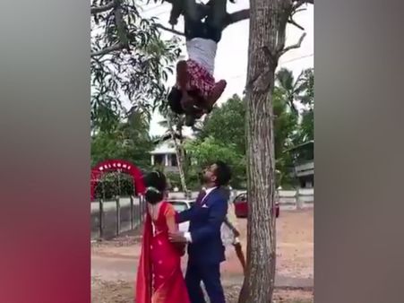 பேர்ட் வியூ வேணும்.. மரத்தில் தொங்கியபடி மணமக்களை போட்டோ எடுத்த போட்டோகிராபர்!