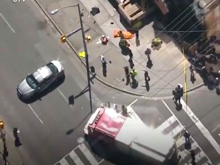 கனடாவில் பாதசாரிகள் கூட்டத்தில் டிரக் மோதி விபத்து- 9 பேர் பலி; 16 பேர் படுகாயம்