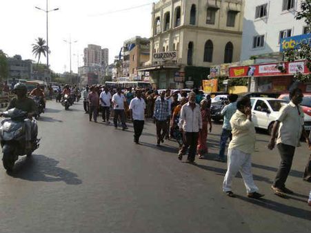 முழுஅடைப்பின் போது டீக்கடையை திறந்து வைத்த பாஜக பிரமுகர்... அரக்கோணத்தில் கடை சூறை!