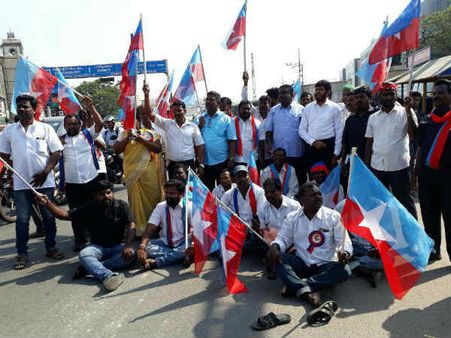 காவிரிக்காக தொடரும் போராட்டம் - தஞ்சையில் எல்ஐசி அலுவலகத்திற்கு பூட்டு - 50 பேர் கைது