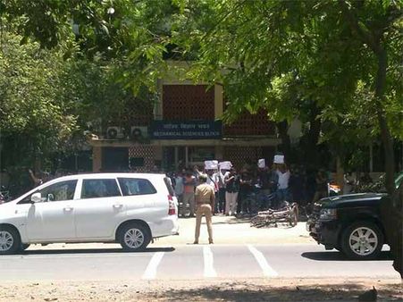 கெடுபிடிகளை தாண்டி, மோடிக்கு எதிரே கறுப்பு கொடியை காட்டிய ஐஐடி மாணவர்கள்!