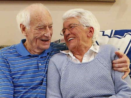 விவாகரத்தாகி 50 ஆண்டுகளுக்குப் பின் பேரன்கள் முன்னிலையில் மறுமணம் செய்யும் தாத்தா-பாட்டி!