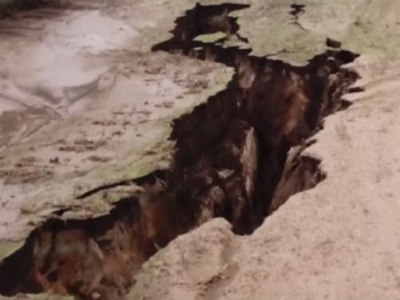 இரண்டாக பிரியும் ஆப்ரிக்க கண்டம்.. லண்டன் பல்கலைக்கழக ஆராய்ச்சியாளர் பகீர் தகவல்