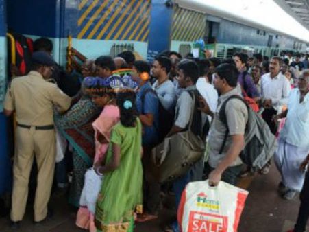 செங்கோட்டை ரயில் நிலையத்தில் பரபரப்பு- அதிகாரிகளின் அலட்சியத்தால் புறப்பட்ட ரயில்-பயணிகள் தவிப்பு