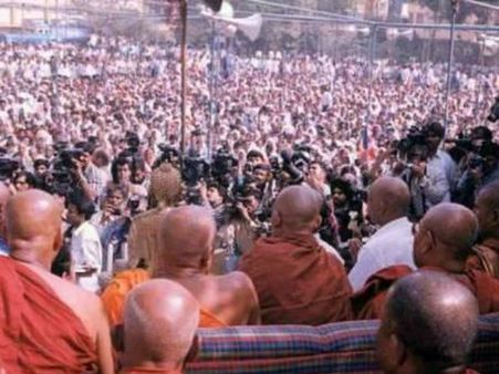 குஜராத்தில் பசுகாவலர்களால் தாக்கப்பட்ட குடும்பம் உட்பட 300 தலித்துகள் புத்த மதம் மாறினர்