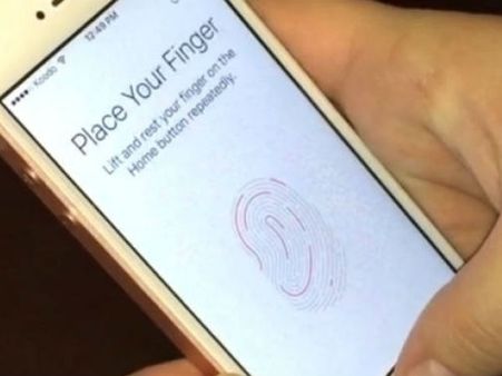 போனை அன்லாக் செய்ய இறந்தவரின் கைரேகை வேண்டும்.. இறுதிச்சடங்கிற்கு விரைந்த அமெரிக்க போலீஸ்