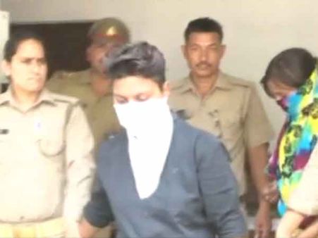 ஓரினச் சேர்க்கைக்கு எதிர்ப்பு.. பெற்ற மகளே தாயை இரும்புக் கம்பியால் அடித்துக் கொன்ற கொடூரம்