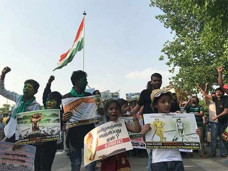 தமிழகத்தை வஞ்சிப்பது ஏன்?: டெல்லி வாழ் தமிழர்கள் பதாகைகளை ஏந்தி போராட்டம்