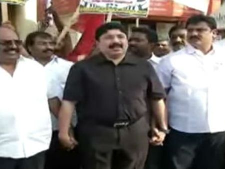 காவிரி வாரியம் அமைக்காத மத்திய அரசுக்கு கண்டனம்... திமுக, தோழமைக்கட்சிகள் மனிதசங்கிலி!