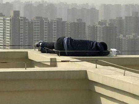 தற்கொலை முயற்சி... குடித்து விட்டு 29வது மாடிச் சுவற்றின் விளிம்பில் படுத்து தூங்கிய நபர் மீட்பு!