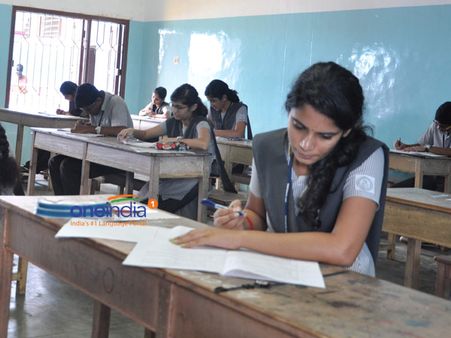 பிரதமருக்கு எதிர்ப்பு: கருப்பு பேட்ஜ் அணிந்து பிளஸ் 2 விடைத்தாள் திருத்தும் ஆசிரியர்கள்