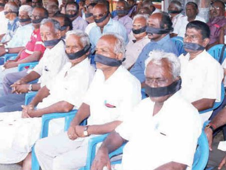பயிர்காப்பீடு வழங்குவதில் குளறுபடி: திண்டுக்கல் விவசாயிகள் வாயில் கருப்பு துணி கட்டி போராட்டம்