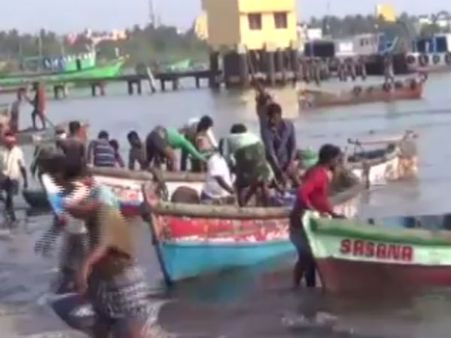 கப்பல்கள் விபத்துக்குள்ளான விவகாரம்: மீனவர்களுக்கு 4 வாரங்களில் இழப்பீடு வழங்க ஹைகோர்ட் உத்தரவு!