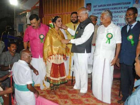 கவர்னர் கை சும்மாவே இருக்காதா.. நடனமாடிய பெண்ணின் கன்னத்தில் தட்டியதால் புது சர்ச்சை!