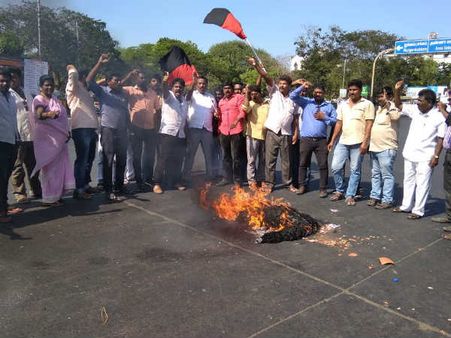 கருணாநிதி குறித்து இழிவான டிவிட்:திருவள்ளூரில் திமுகவினர் போராட்டம்.. எச் ராஜா கொடும்பாவி எரிப்பு!