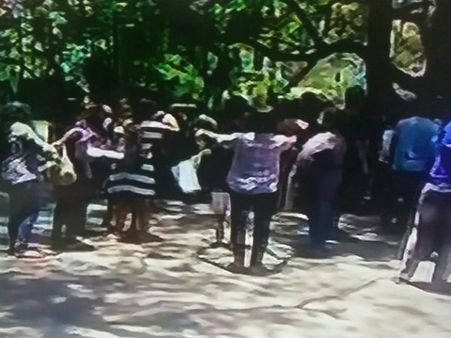 சென்னை ஐஐடி மாணவ-மாணவிகள் கட்டி பிடித்து போராட்டம்.. ஏன் தெரியுமா?