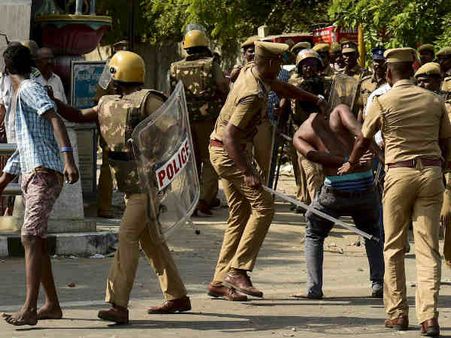 ஜல்லிக்கட்டு, ஐபிஎல் போராட்டங்களின் போது மக்கள் மீது தடியடி நடந்ததே... அதெல்லாம் தெரியாதா ரஜினி?