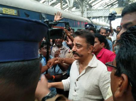 மக்கள் நீதி மய்யத்தின் பொதுக்கூட்டத்தில் கலந்துகொள்ள வைகை எக்ஸ்பிரஸில் திருச்சி கிளம்பிய கமல்