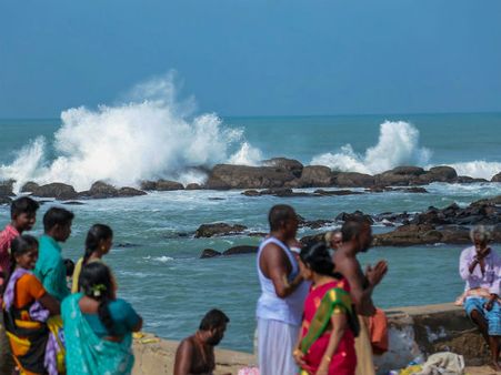 கன்னியாகுமரி: கடல்சீற்றத்தால் 18 கிராமங்கள் பாதிப்பு-ராட்சஅலையில் தரைமட்டமான வீடுகள் -மக்கள் பீதி