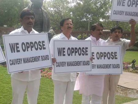 காவிரி மேலாண்மை வாரியம் அமைக்க எதிர்ப்பு தெரிவித்து கர்நாடகா காங். எம்.பி.க்கள் போராட்டம்
