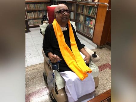 மோடிக்கு எதிராக களமிறங்கினார் கருணாநிதி.. கருப்பு சட்டை அணிந்து எதிர்ப்பு