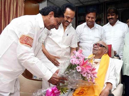 சந்திரசேகர் ராவ், மமதாவுடன் ஸ்டாலின் பேச்சுவார்த்தை- பாஜகவுக்காக காங்கிரஸை கழற்றிவிடுமா திமுக?