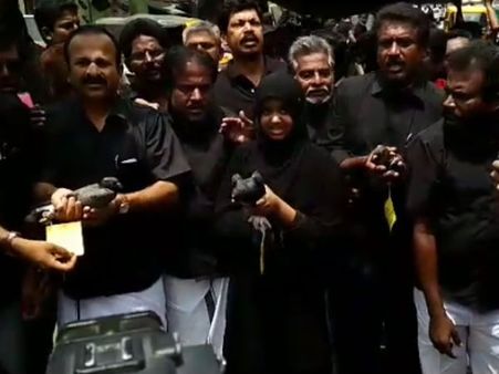 காவிரி: கோவையில் கறுப்பு புறாக்களை பறக்கவிட்டு திமுக போராட்டம்