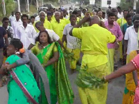 ஓடிரு.. ஓடிரு.. கிருஷ்ணகிரி அருகே பெண்களை சாட்டையால் அடித்து பேய் விரட்டும் திருவிழா!