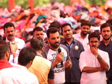 துபாய் சாதனையை முறியடித்த உதய்பூர்.. 3 லட்சம் துணிகளை தானமாகப் பெற்ற லக்‌ஷ்யராஜ்!