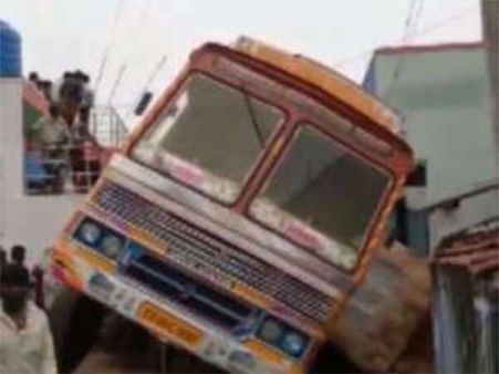 கோவை: வீட்டுக்குள் லாரி புகுந்து பெண் பலி: கணவர் படுகாயம்