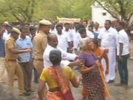 மதுரை மாவட்ட கலெக்டர் ஆபீசில் பரபரப்பு.. அமைச்சர் உதயகுமார் முன்பு 5 பெண்கள் தீக்குளிக்க முயற்சி